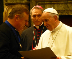 Pope Francis (right) presenting Richard Burridge (left) with the 2013 Ratzinger Prize
