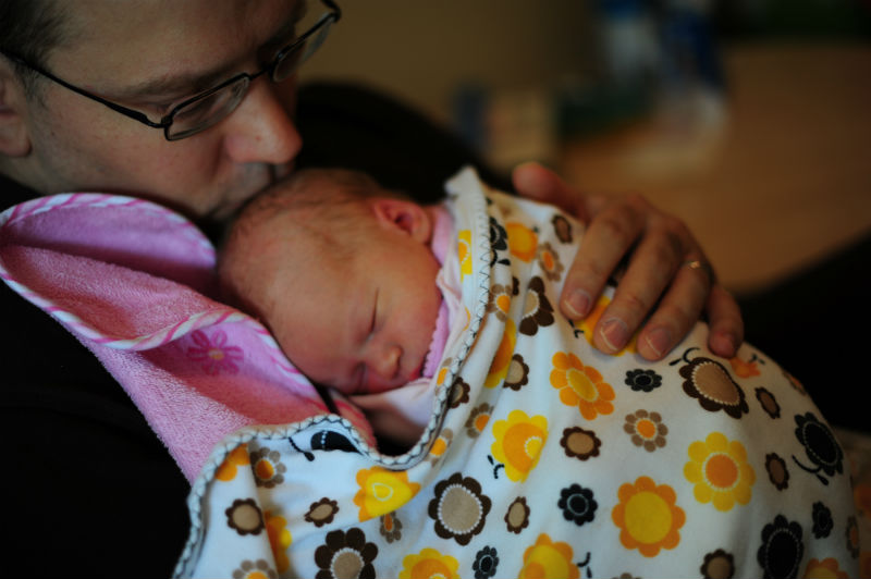 Father bonding with newborn daughter by Kiefer.Wolfowitz under CC BY-SA 3.0. Click for original file.